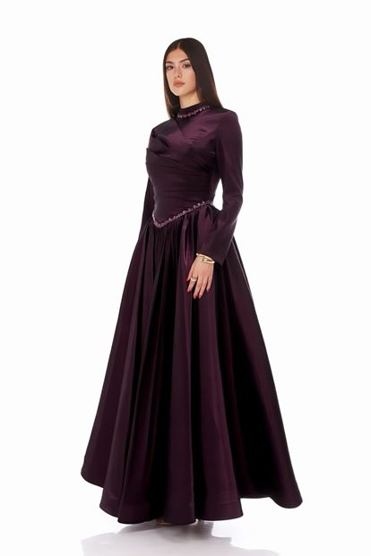 فستان سهرة من الساتان بلون البرقوق بياقة ماندرين مزينة